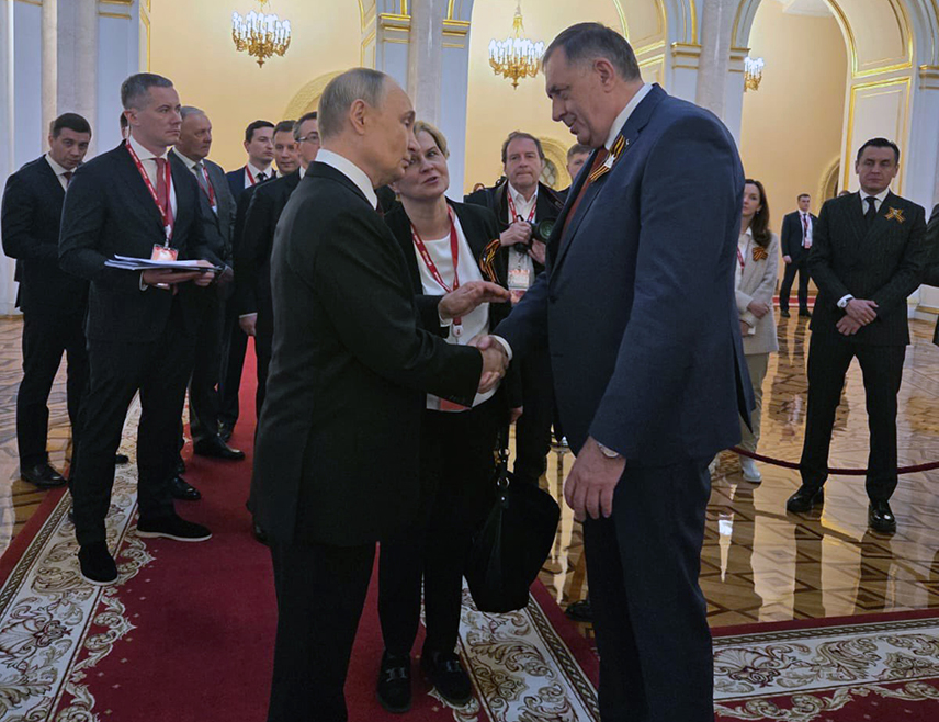 МОСКВА, 9. МАЈА /СРНА/ - Предсједник Републике Српске Милорад Додик изјавио је да је данас важан дан за Српску чија је делегација присуствовала обиљежавању Дана побједе у Москви, те истакао да је имао низ сусрета са свјетским званичницима, међу којима су и предсједници Бразила и Венецуеле.