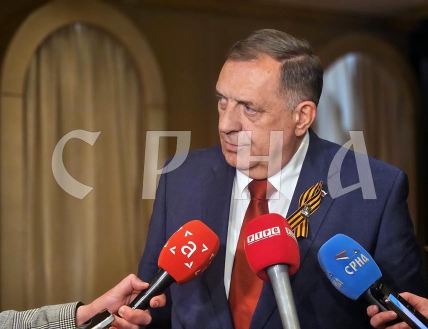 МОСКВА, 9. МАЈА /СРНА/ - Предсједник Републике Српске Милорад Додик рекао је данас у Москви да је базични државни национални интерес светиња и да је свако ко то подрива против државе.