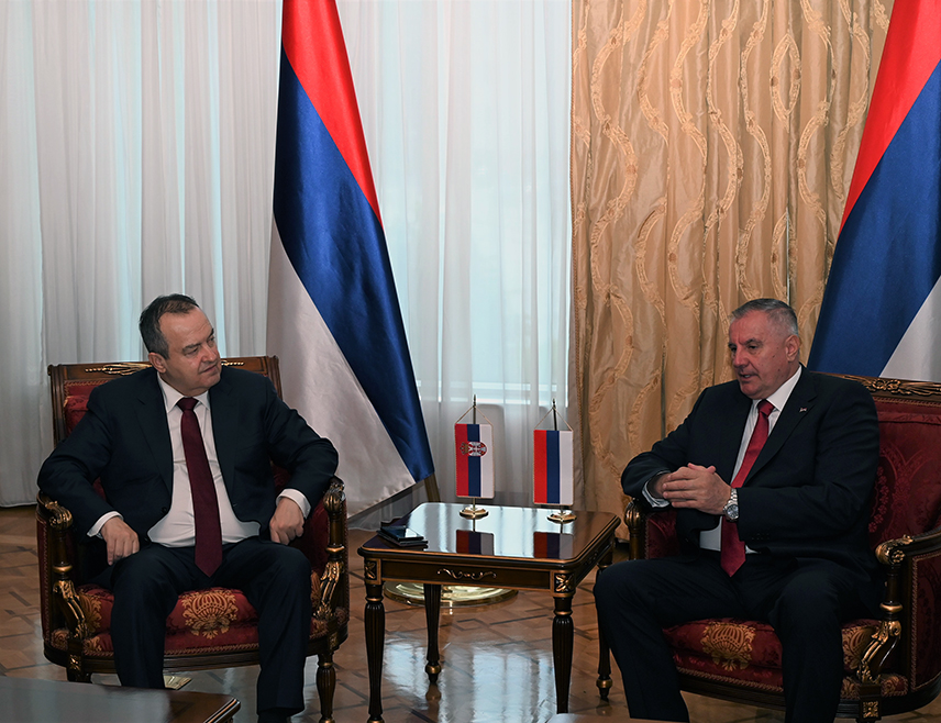 БАЊАЛУКА, 9. МАЈА /СРНА/ - Предсједник Владе Републике Српске Радован Вишковић разговарао је данас у Бањалуци са потпредсједником Владе Србије Ивицом Дачићем о политичкој ситуацији у Српској, БиХ и региону, са освртом на безбједносне изазове, те о одржавању заједничке сједнице двије владе.