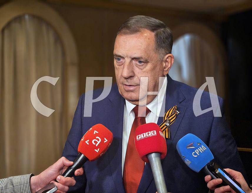 БАЊАЛУКА, 9. МАЈА /СРНА/ - Предсједник Републике Српске Милорад Додик поручио је вечерас да је Дан побједе над фашизмом велики цивилизацијски дан када је кренула нова епоха у развоју свијета, чему је српски народ дао свој несумњив допринос.