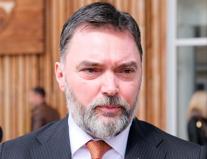 САРАЈЕВО, 9. МАЈА /СРНА/ - Члан Предсједништва СНСД-а Сташа Кошарац истакао је да је данас свако обиљежио Дан побједе онако како му доликује, указујући на посјету званичника Републике Српске Москви и на двије "тројке" које су у Сарајеву потписале "некакав споразум".