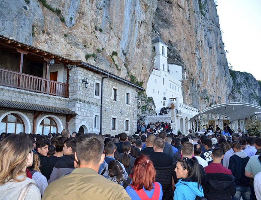 ПОДГОРИЦА, 10. МАЈА /СРНА/ - Бројни ходочасници из разних крајева Црне Горе и ове године кренули су према манастиру Острог у сусрет празнику Светог Василија Острошког Чудотворца, који се прославља у понедјељак, 12. маја.