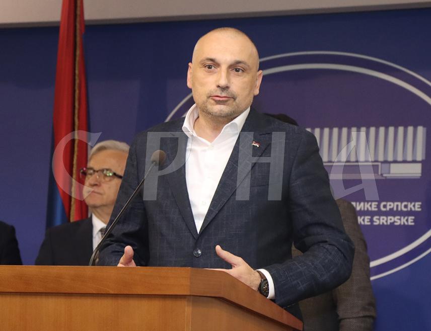 БАЊАЛУКА, 10. МАЈА /СРНА/ - Предсједник Народне партије Српске /НПС/ Дарко Бањац изјавио је Срни да ће ова странка учествовати на састанку свих парламентарних партија на нивоу БиХ, који је сазвао предсједник Републике Српске Милорад Додик, јер све што се дешава у БиХ може се ријешити само договором домаћих актера које је народ бирао.