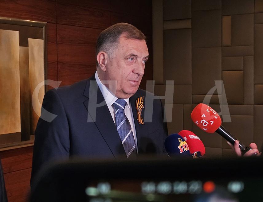 МОСКВА, 10. МАЈА /СРНА/ - Предсједник Републике Српске Милорад Додик изјавио је да је ово тешка борба за позицију да се реафирмише и афирмише Српска и њен значај, али да је успио са својим тимом да ту тему одржи на глобалном ниову.