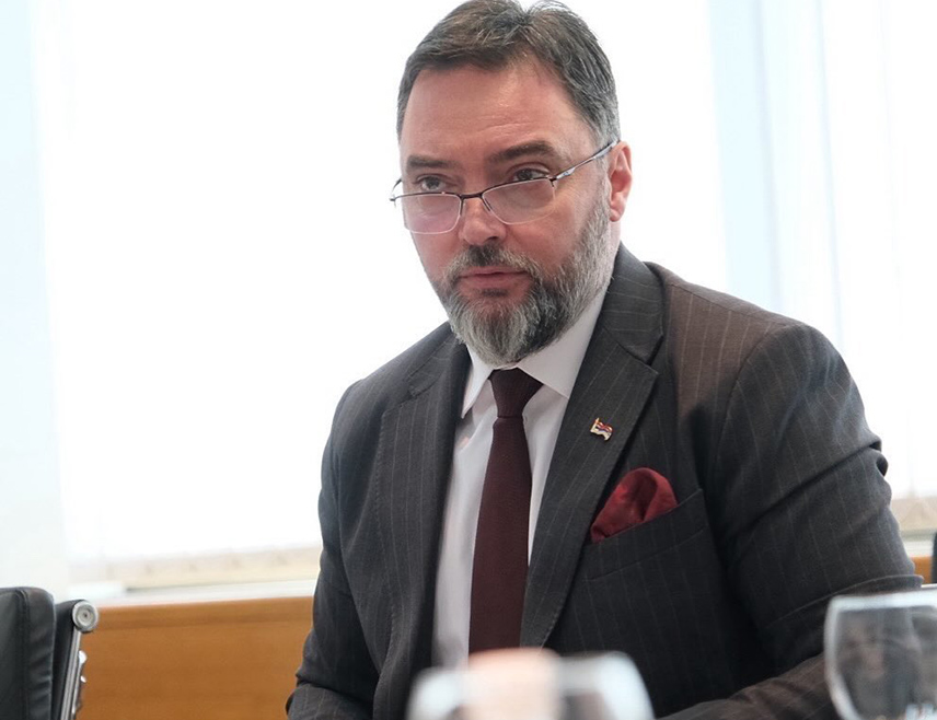 САРАЈЕВО, 10. МАЈА /СРНА/ - Замјеник предсједавајуће Савјета министара Сташа Кошарац изјавио је данас да је недопустиво да се проблем превозника из Републике Српске и Федерације БиХ /ФБиХ/ игнорише зарад добрих односа са ЕУ.