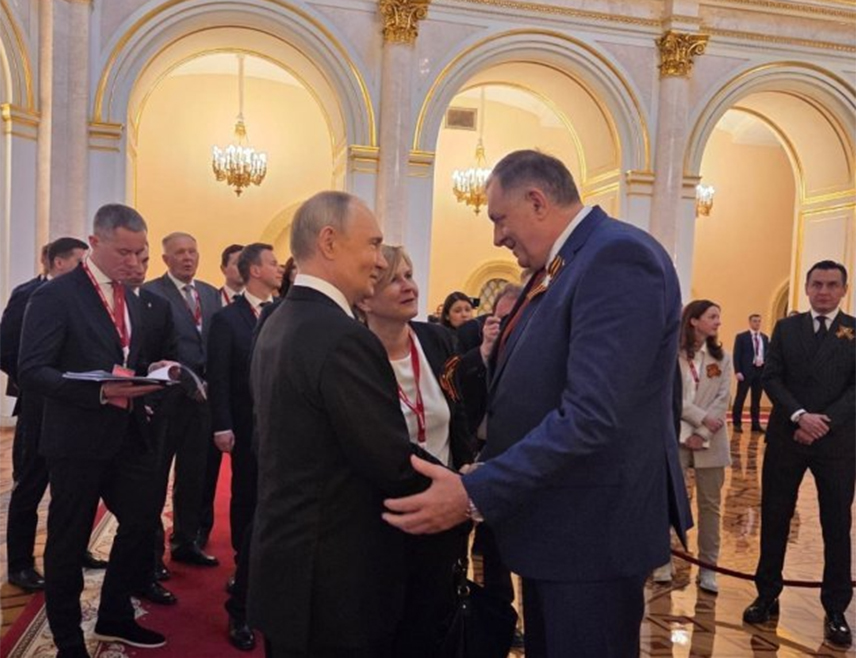 МОСКВА, 10. МАЈА /СРНА/ - Предсједник Републике Српске Милорад Додик изјавио је да је током протекла два дана у Русији имао четири сусрета са предсједником Владимиром Путином, те најавио да ће од те земље, као гаранта Дејтонског мировног споразум, тражити гаранције за политичку и територијалну позицију Српске.