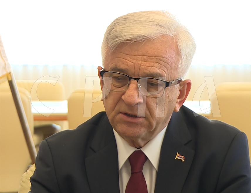 БАЊАЛУКА, 10. МАЈА /СРНА/ - Предсједник ДЕМОС-а Недељко Чубриловић истакао је значај договора на нивоу БиХ и да би све парламентарне странке морале смоћи снаге да превазиђу досадашње баријере и да присуствују најављеном састанку који је сазвао предсједник Републике Српске Милорад Додик.
