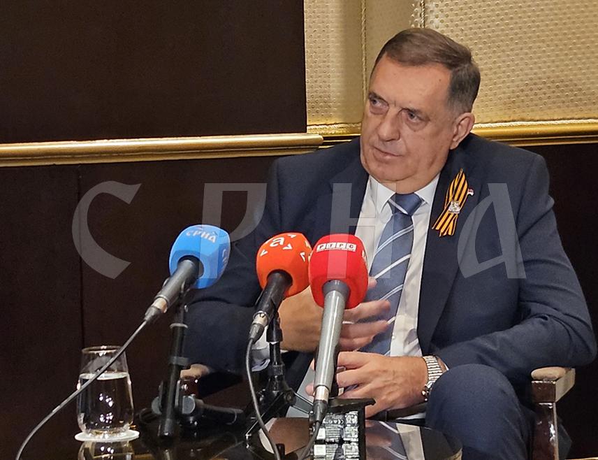 MOSCOW, May 10 /SRNA/ – The President of Republika Srpska Milorad Dodik has stated today in Moscow that Europe is facing enormous problems due to migrants, that these issues are destabilizing its systems, and that the West criticizes Republika Srpska for refusing to repeat errors.