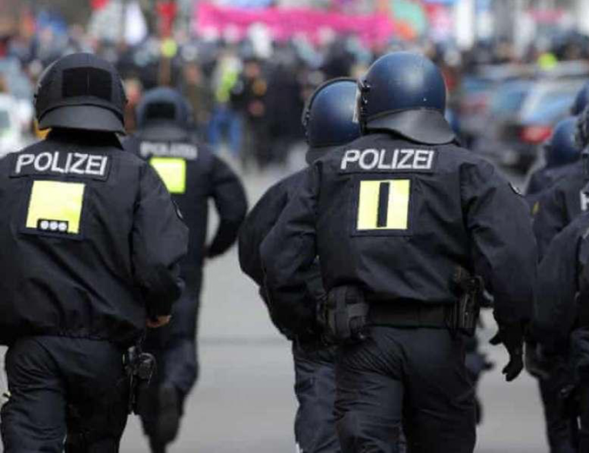 БЕРЛИН, 10. МАЈА /СРНА/ - Четрнаестогодишњи дечак пронађен је данас мртав на игралишту у Мендену у Хагену, а главни осумњичени је седамнаестогодишњак за којим се трага, рекао је портпарол полиције Хагена Себастијан Хиршберг.