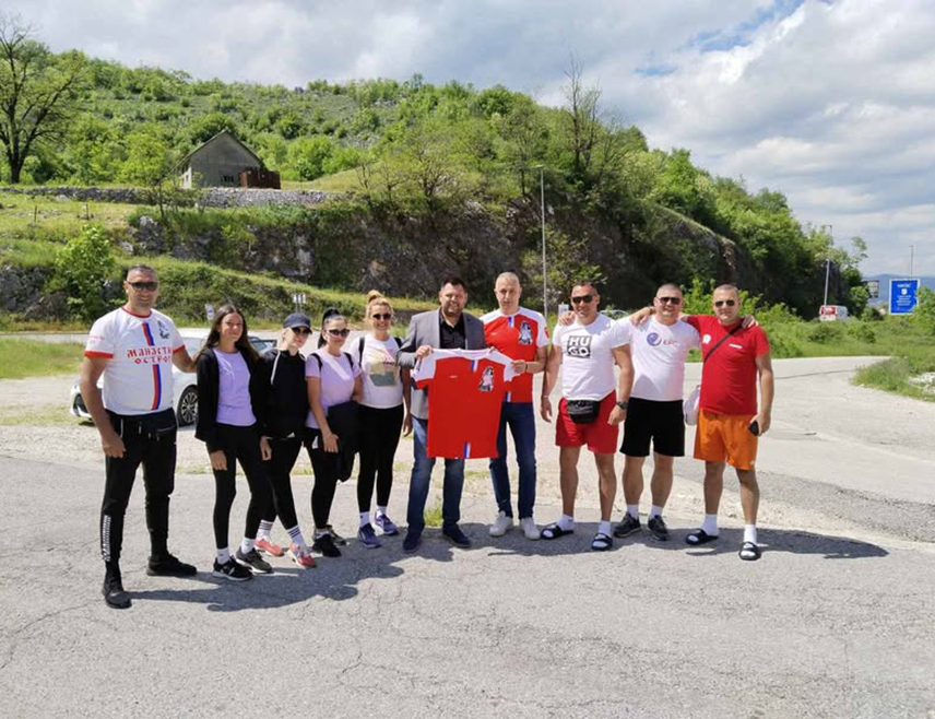 ПОДГОРИЦА, 10. МАЈА /СРНА/ - Ходочасници из Билеће, који су јуче ујутро кренули ка Острогу, прошли су Никшић гдје их је дочекао градоначелник Марко Ковачевић, а очекује се да ће у вечерњим часовима стићи до манастира.