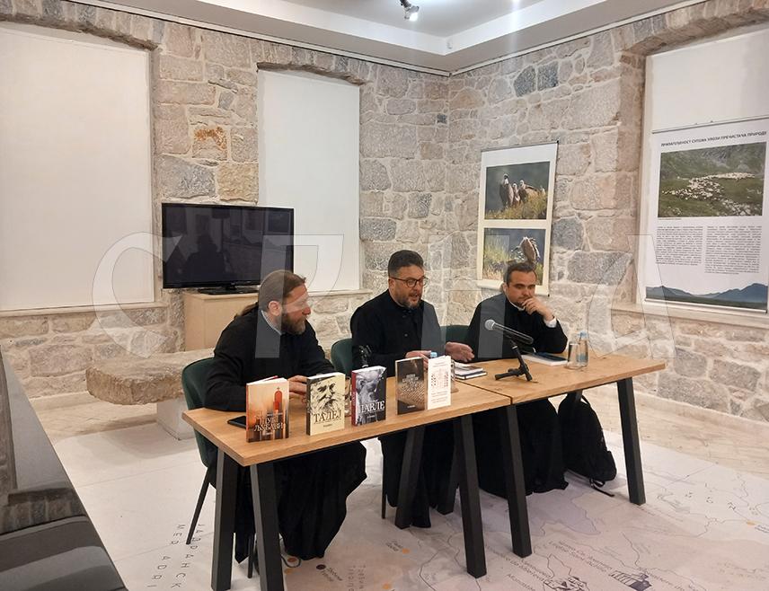 ТРЕБИЊЕ, 10. МАЈА /СРНА/ - У Музеју Херцеговине у Tребињу вечерас је промовисано издаваштво "Свевиђа" и "Видослова", међу којима је књига "Tајна Христа, живот у смрти", која говори о тајни крста, односно васкрсења.