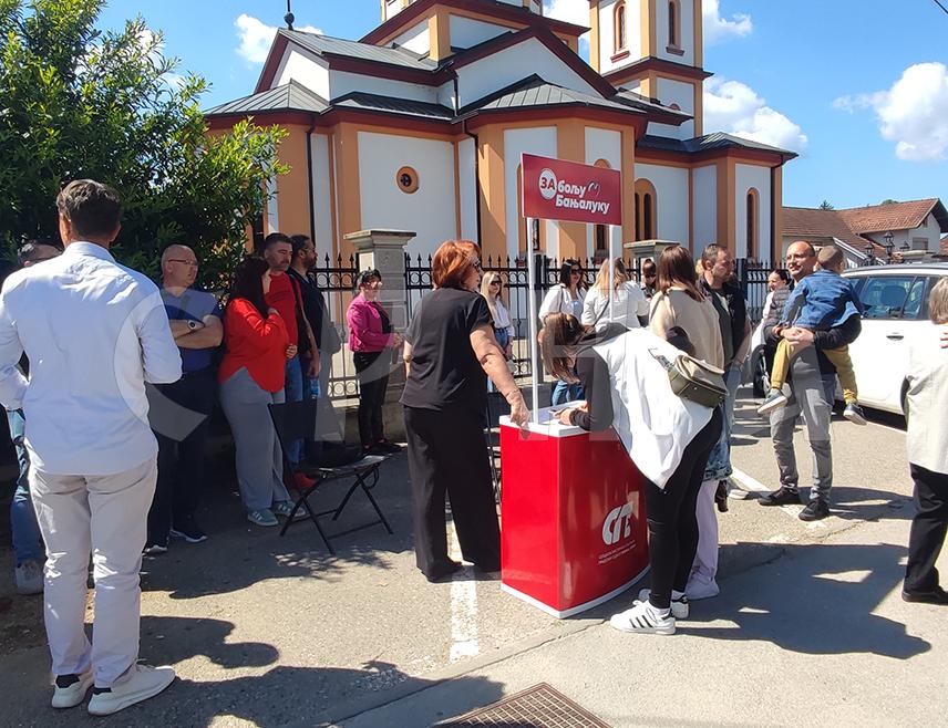 БАЊАЛУКА, 11. МАЈА /СРНА/ - Градски одбор Социјалистичке партије /СП/ Бањалука организовао је данас потписивање петиције за изградњу вртића у бањалучком насељу Драгочај чиме би се обезбиједило мјесто за 180 дјеце предшколског узраста, рекао је потпредсједник СП-а Давор Стрика.