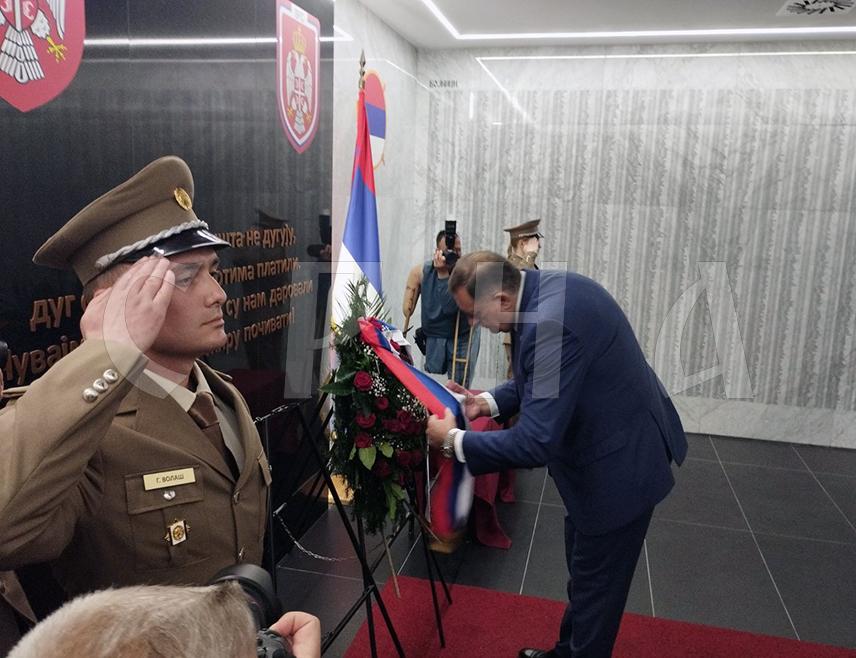 БАЊАЛУКА, 12. МАЈА /СРНА/ - У Спомен-соби Војске Републике Српске /ВРС/ у касарни "Козара" у Бањалуци данас су положени вијенци и цвијеће поводом обиљежавања 12. маја - Дана ВРС и Tрећег пјешадијског /Република Српска/ пука.