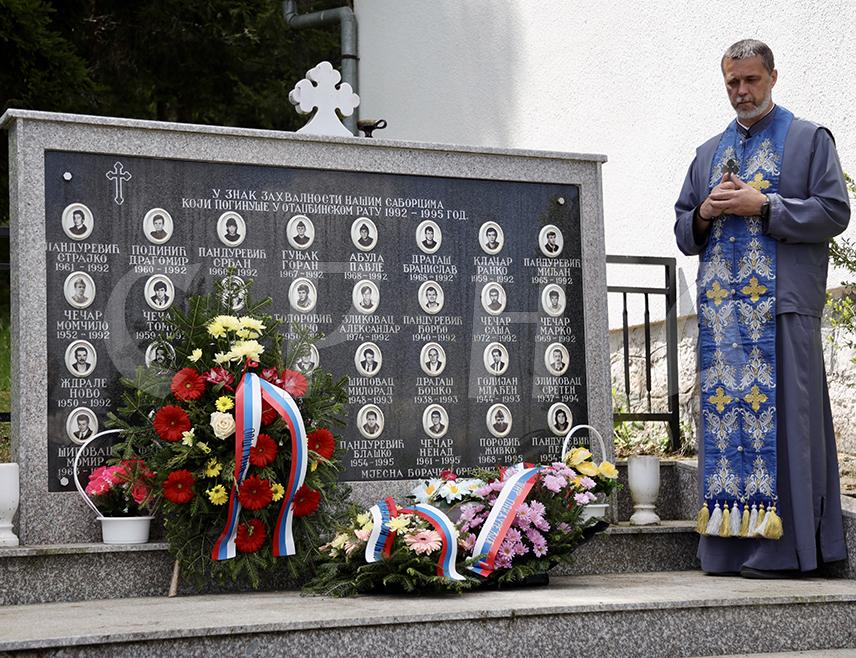 ПАЛЕ, 12. МАЈА /СРНА/ - Код спомен-обиљежја Јасик на Требевићу данас је служен парастос за 32 погинула припадника Војске Републике Српске са овог подручја у Одбрамбено-отаџбинском рату.