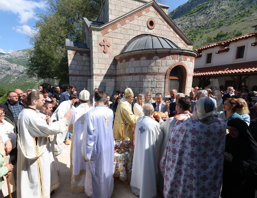 TРЕБИЊЕ, 12. МАЈА /СРНА/ - Његово високопреосвештенство митрополит захумско-херцеговачки и приморски Димитрије најавио је да ће на предстојећем Светом архијерејском сабору Српске православне цркве /СПЦ/ предложити канонизацију праведне Анастасије, мајке Светог Василија Острошког и Tврдошког.
