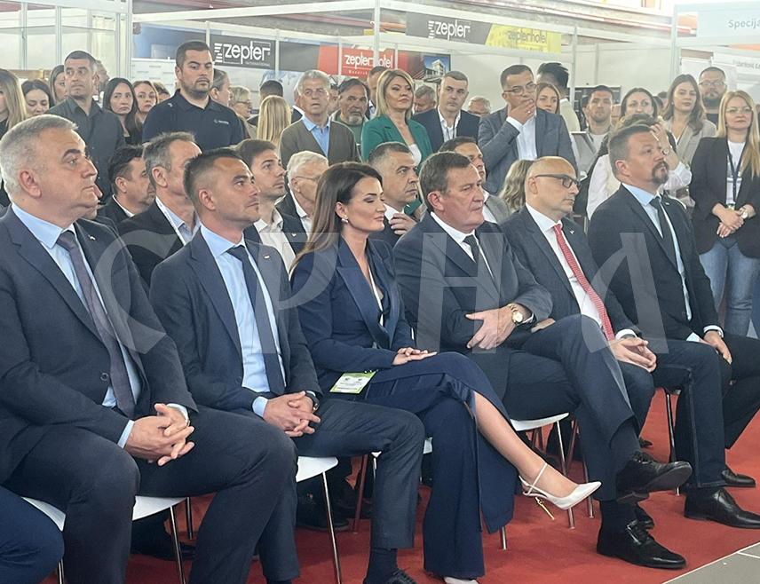 КОЗАРСКА ДУБИЦА, 12. МАЈА /СРНА/ - Министар привреде и предузетништва Републике Српске Војин Митровић изјавио је да је Међународни сајам привреде, пољопривреде и предузетништва у Козарској Дубици, који је данас отворен, веома важан за локалну заједницу, али и цијелу Српску.