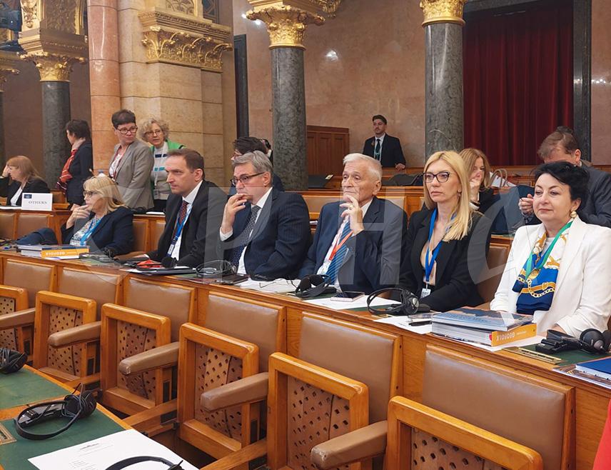 БУДИМПЕШТА, 12. МАЈА /СРНА/ - Предсједавајући Дома народа Парламентарне скупштине БиХ Никола Шпирић обратио се данас у Будимпешти на конференцији предсједника парламената ЕУ гдје је говорио о актуелним проблемима у БиХ и потреби за дијалогом унутар земље као сигурном путу да се дође до рјешења.