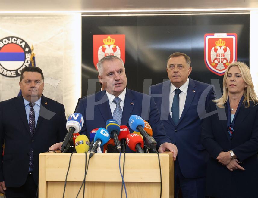 БАЊАЛУКА, 12. МАЈА /СРНА/ - Предсједник Владе Републике Српске Радован Вишковић поручио је данас да нико не може да сприје обиљежавање Дана Војске Републике Српске /ВРС/, који је традиција и обавеза српског народа.