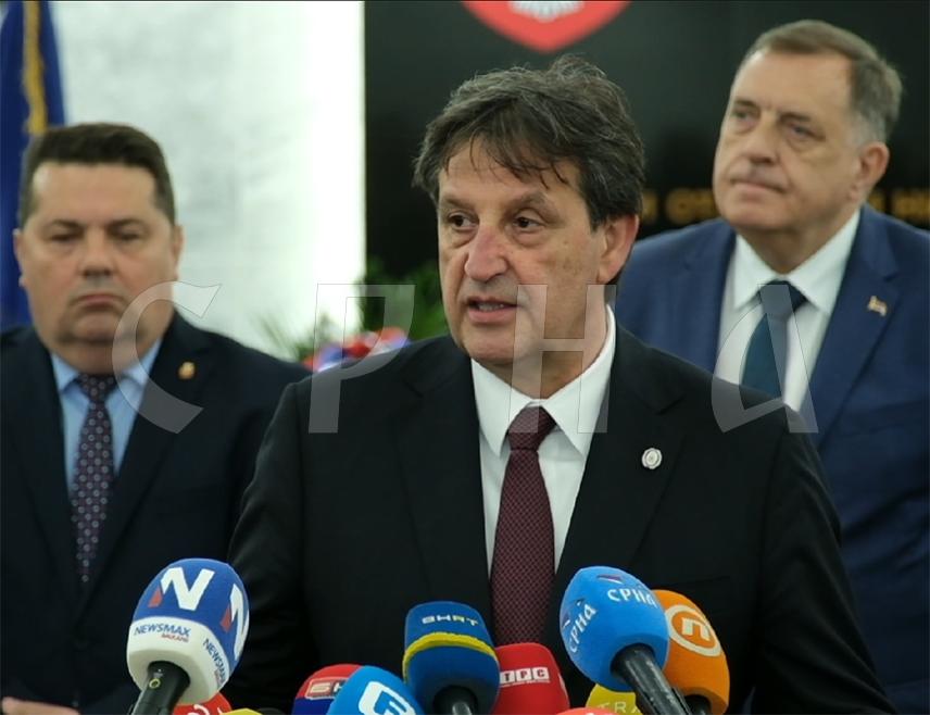 БАЊАЛУКА, 12. МАЈА /СРНА/ - Министар одбране Србије Братислав Гашић честитао је Дан Војске Републике Српске истакавши да се данас исказује и поштовање према свим жртвама у протеклом Одбрамбено-отаџбинском рату.