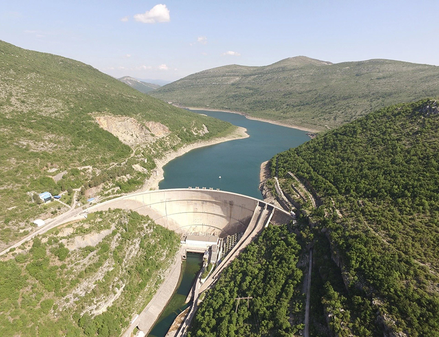 TРЕБИЊЕ, 13. МАЈА /СРНА/ - Хидроелектране на Tребишњици /ХЕТ/ произвеле су од почетка године 280 гигават-часова електричне енергије, чиме је остварен план производње од 87 одсто за тај период године јер је предузеће радило у складу са потребама система Републике Српске, изјавио је данас Срни руководилац Сектора за управљање производњом и водама у ХЕT-у Душко Вујовић.