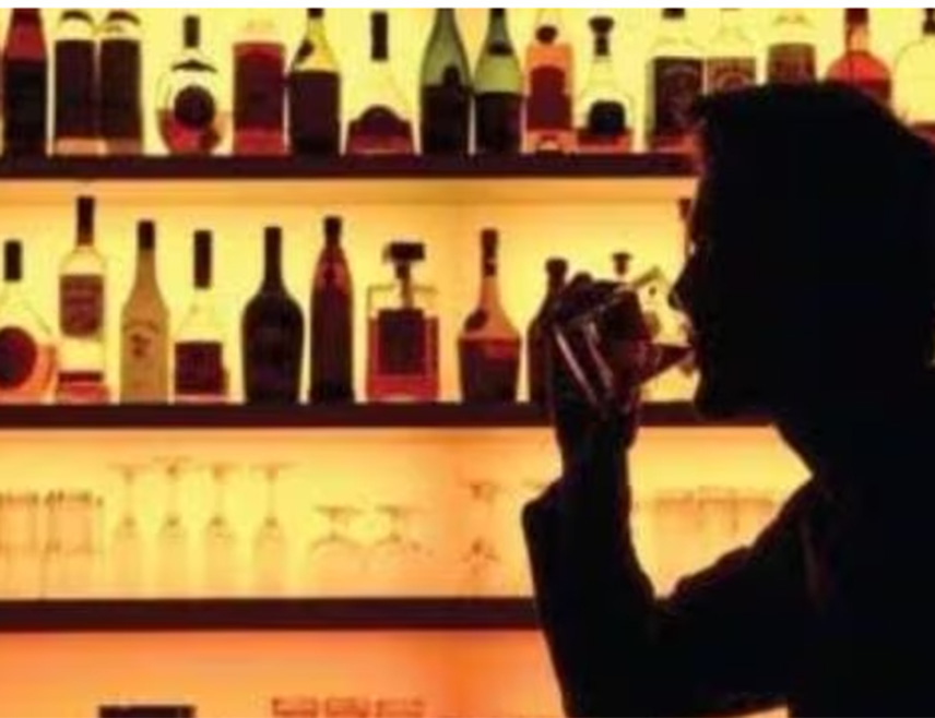 ЊУ ДЕЛХИ, 13. МАЈА /СРНА/ - Најмање 14 људи је преминуло, а шесторо је хоспитализовано у критичном стању након што су се отровали алкохолним пићем на сјеверу Индије, саопштила је полиција.