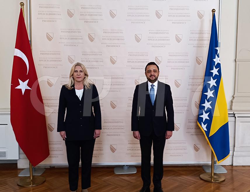 САРАЈЕВО, 13. МАЈА /СРНА/ - Српски члан и предсједавајућа Предсједништва БиХ Жељка Цвијановић примила је данас акредитивно писмо новоименованог амбасадора Турске у БиХ Емина Аксекија и истакла да би економску сарадњу двије стране требало интензивирати и даље развијати повећањем трговинске размјене и повезивањем компанија кроз учешће на пословним форумима, али и кроз директне контакте привредника.