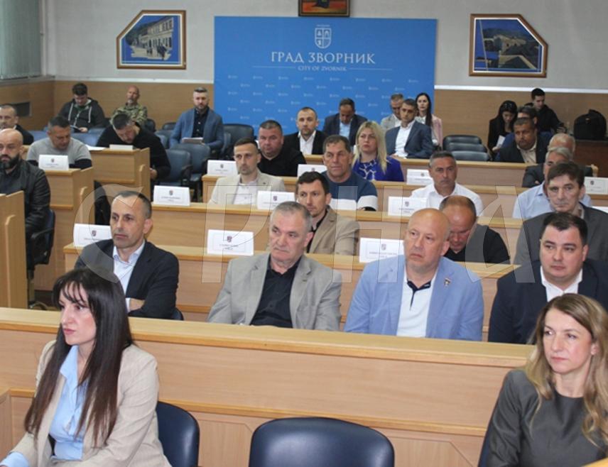 ЗВОРНИК, 13. МАЈА /СРНА/ - Скупштина града Зворника усвојила је данас годишњи извјештај о раду градоначелника и Градске управе за прошлу годину, као и извјештаје о пословању комуналних предузећа и јавних установа чији је оснивач град.