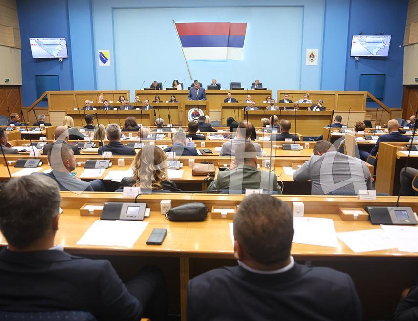 БАЊАЛУКА, 14. МАЈА /СРНА/ - Предсједник Републике Српске Милорад Додик поручио је да су закљуци Предсједништва БиХ, на које је српски члан Предсједништва Жељка Цвијановић покренула вето, комплетно рушење Устава БиХ.