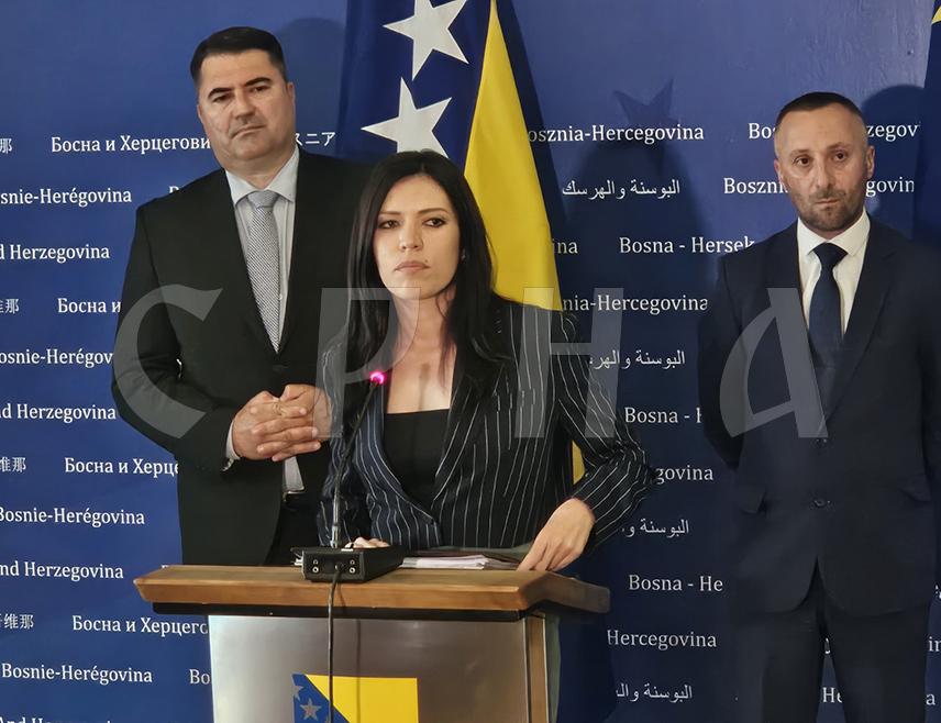 САРАЈЕВО, 15. МАЈА /СРНА/ - Предсједавајућа Клуба посланика СНСД-а у Представничком дому Парламентарне скупштине БиХ Сања Вулић рекла је да посланици СНСД-а неће подржати Приједлог закона о саобраћају, јер је у извјештају МУП-а Републике Српске наведено да је основни текст закона претрпио чак 17 измјена, те да не постоји могућност да полицајаци на терену примијене све измјене.