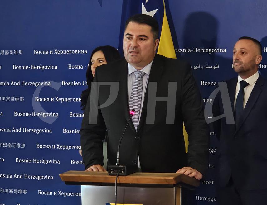 САРАЈЕВО, 15. МАЈА /СРНА/ - Посланик у Представничком дому парламента БиХ Мирослав Вујичић рекао је данас на паузи сједнице овог дома да неће подржати Приједлог закона о измјенама и допунама Закона о задуживању, дугу и гаранцијама БиХ Саше Магазиновића, јер сматра да се за ово питање мора наћи системско ријешење.