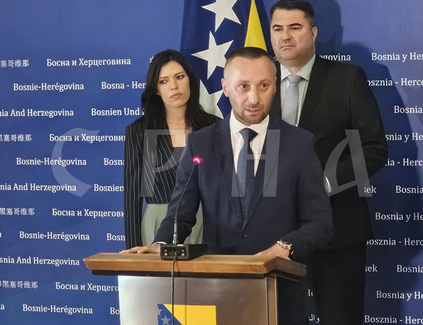 САРАЈЕВО, 15. МАЈА /СРНА/ - Посланик СНСД-а у Представничком дому Парламентарне скупштине БиХ Милорад Којић рекао је да се признаје пун капацитет ентитета када је ријеч о дуговима, док се не признаје када треба расподијелити средства која стоје на рачунима Управе за индиректно опорезивање /УИО/.