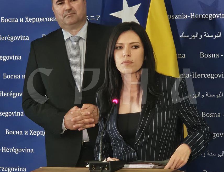 САРАЈЕВО, 15. МАЈА /СРНА/ - Шеф Клуба посланика СНСД-а у Представничком дому парламента БиХ Сања Вулић изразила је данас огорчење због изузетно непристојног и некултурног понашања посланика СДС-а Дарка Бабаља не само према њој, него и према посланику СНСД-а Милораду Којићу, јер их је вријеђао и вербално и физички пријетио.