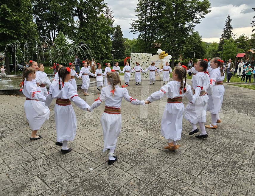 ТЕСЛИЋ, 15. МАЈА /СРНА/ - У Градском парку у Теслићу вечерас је поводом Дана породице организован културно-забавни програм у извођењу локалних вртићких група, са поруком да здрава и функционална породица значи здраво и срећно дијете.