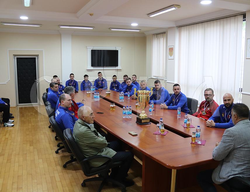 ДЕРВЕНTА, 15. МАЈА /СРНА/ - Градоначелник Дервенте Игор Жунић рекао је данас на пријему за чланове Рукометног клуба "Дервента", освајаче "М:тел" Прве лиге Републике Српске да ће Градска управа и градоначелник стати уз своје шампионе и подржати их у наредном кораку, Премијер лиги БиХ.