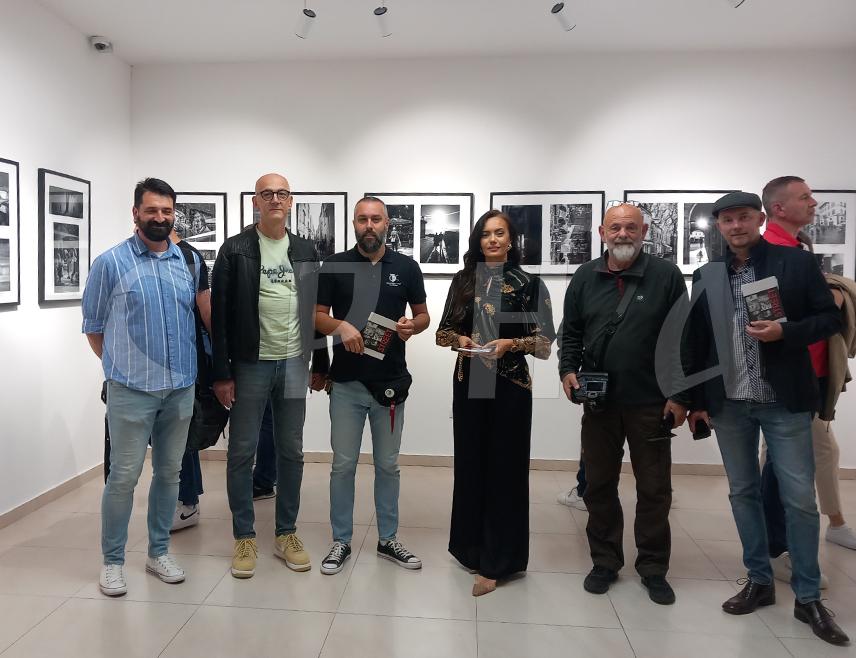 ТРЕБИЊЕ, 15. МАЈА /СРНА/ - У Галерији Културног центра Tребиње вечерас је отворена изложба фотографија Фото-кино клуба из овог града са 60 фотографија у црно-бијелој техници на којима је приказан живот на улици.