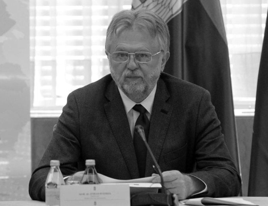 БЕОГРАД, 15. МАЈА /СРНА/ - Бивши министар у Влади Србије Душан Вујовић преминуо је у 74. години послије дуге болести, потврђено је у Савезу економиста Србије.