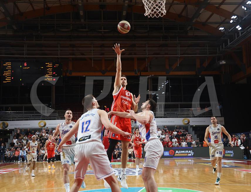 БАЊАЛУКА, 15. МАЈА /СРНА/ - Предсједник Републике Српске Милорад Додик истакао је да је вечерашња утакмица између "Игокее" и "Црвене Звезде" била права кошаркашка посластица - сусрет браће, борба два велика тима, али и доказ да спорт увијек уједињује.