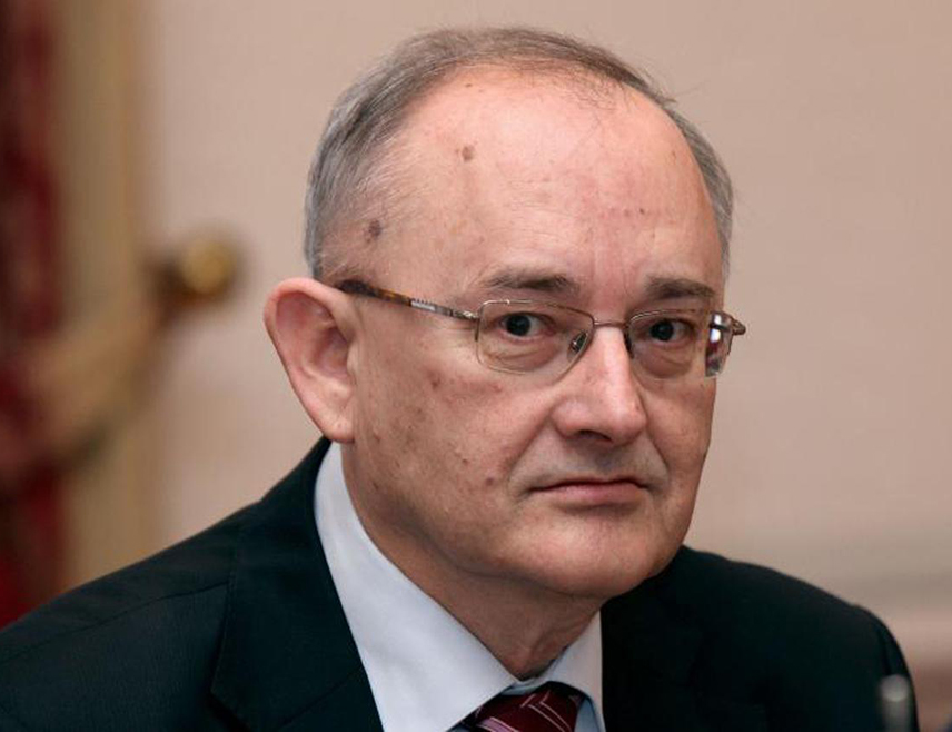 САРАЈЕВО, 16. МАЈА /СРНА/ - Предсједник Главног вијећа Хрватског народног сабора /ХНС/ БиХ Божо Љубић поручио је да је једина тројка која може стабилизовати и покренути БиХ она састављена од легитимних представника три конститутивна народа.