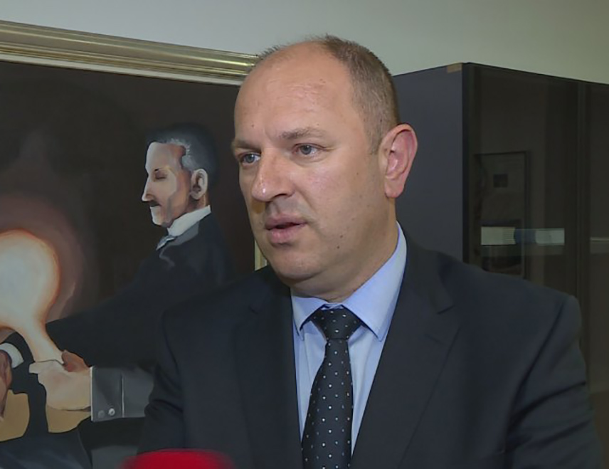 TРЕБИЊЕ, 16. МАЈА /СРНА/ - Генерални директор "Електропривреде Републике Српске" /ЕРС/ Лука Петровић изјавио је да нема говора о приватизацији ЕРС-а и да се врши деприватизација.