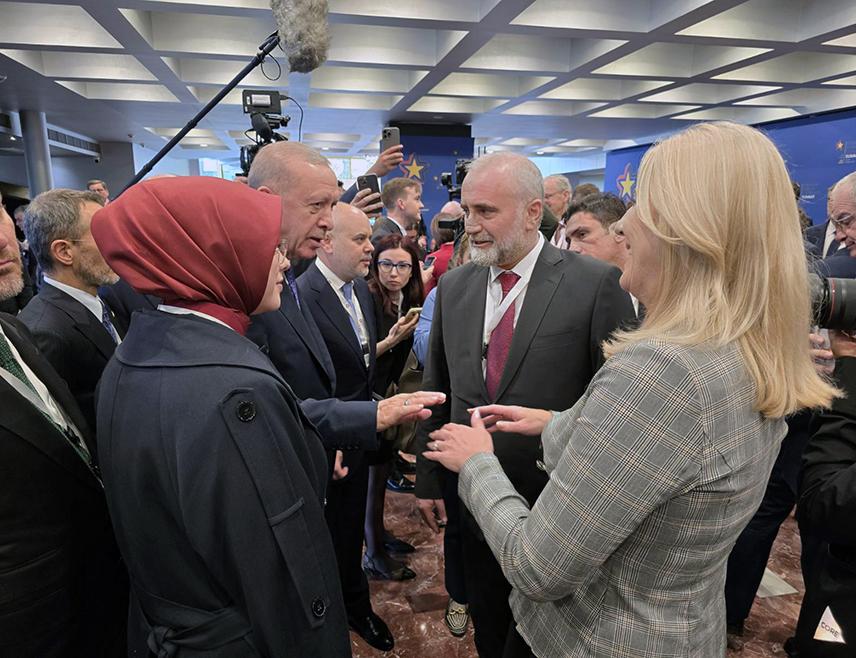 ТИРАНА, 16. МАЈА /СРНА/ - Српски члан и предсједавајућа Предсједништва БиХ Жељка Цвијановић разговарала је данас у Тирани са предсједником Турске Реџепом Тајипом Ердоганом и истакла да му је захвална на спремности да увијек саслуша све стране у БиХ.
