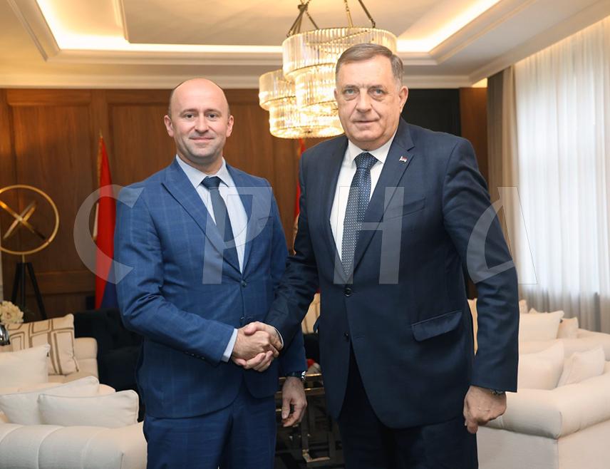 БАЊАЛУКА, 16. МАЈА /СРНА/ - Предсједник Републике Српске Милорад Додик најавио је на данашњем састанку у Бањалуци са начелником општине Брод Миланом Зечевићем да ће из буџета предсједника Републике бити обезбијеђена средства за реконструкцију вртића у тој локалној заједници.