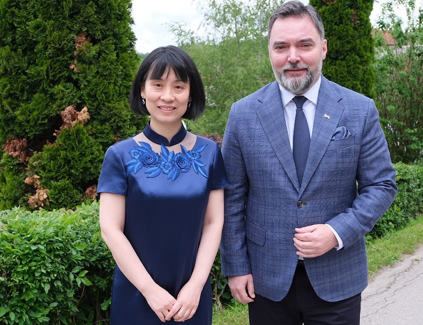 ИСТОЧНО САРАЈЕВО, 16. МАЈА /СРНА/ - Замјеник предсједавајуће Савјета министара Сташа Кошарац изразио је данас на састанку са амбасадором Кине у БиХ Ли Фан захвалност тој земљи и њеном руководству за уравнотежен приступ и принципијелан став поштовања Дејтонског споразума и међународног права, нарочито у Савјету безбједности УН по питању ОХР-а и нелегитимности Кристијана Шмита.