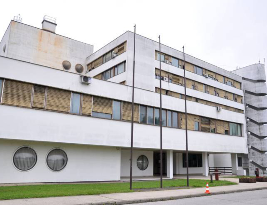 ПРИЈЕДОР, 16. МАЈА /СРНА/ - Болница "Др Младен Стојановић" Приједор обуставила је поступак јавне набавке за израду идејног пројекта реконструкције старог и доградње новог дијела, објављено је на порталу јавних набавки.
