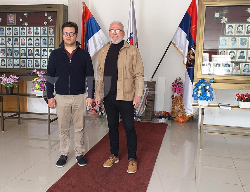 ВЛАСЕНИЦА, 17. МАЈА /СРНА/ - Предсједник Борачке организације општине Власеница Миле Симанић одржао је историјски час о дешавањима у Одбрамбено-отаџбинском рату пред младима из БиХ, Србије и Албаније, који су имали прилику да посјете и спомен-собу у овом мјесту.