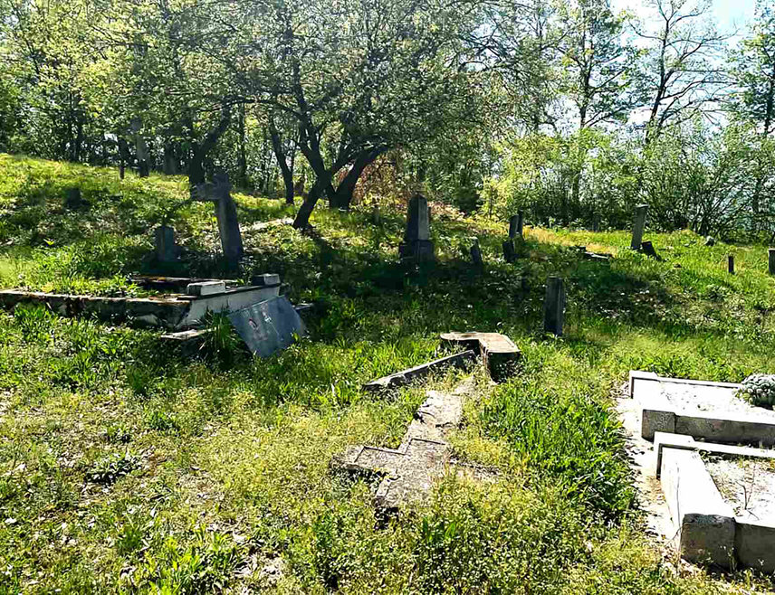 САРАЈЕВО, 17. МАЈА /СРНА/ - Оскрнављена су православна гробља у селима Данци код Какња и Мошћаница код Зенице, речено је Срни из Одбора за заштиту права Срба у Федерацији БиХ.