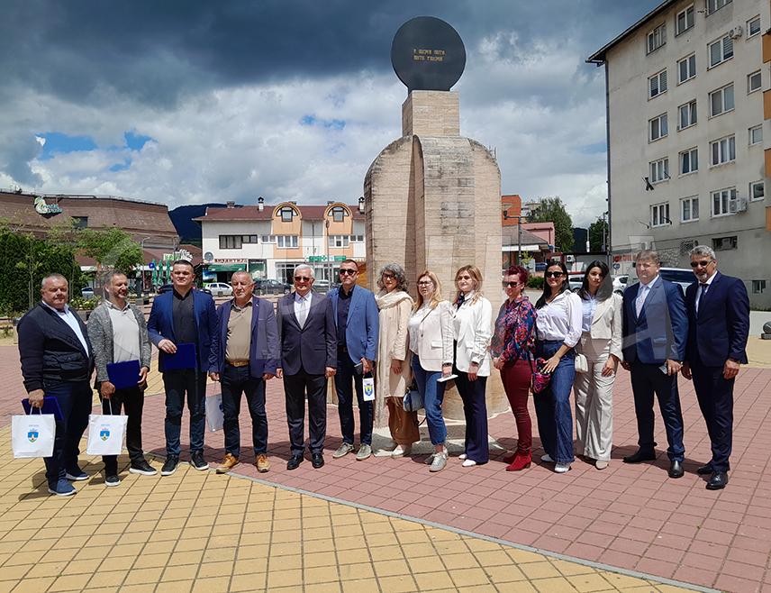 ШИПОВО, 17. МАЈА /СРНА/ - Представници румунског града Бребу данас су посјетили општину Шипово и тамошње туристичке дестинације, а намјера је да се ове двије локалне заједнице побратиме и развију сарадњу.