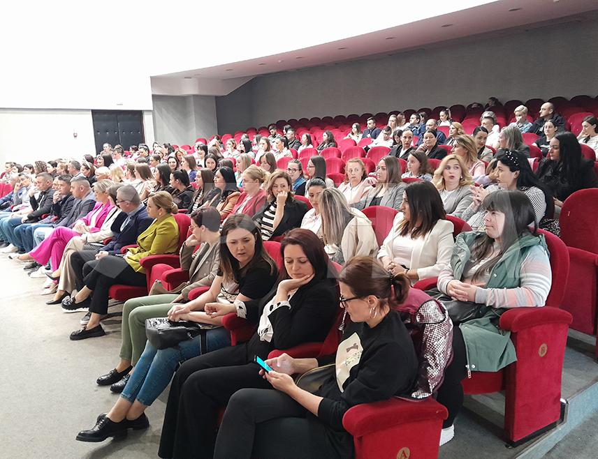 МРКОЊИЋ ГРАД, 18. МАЈА /СРНА/-  Доктор доцент Ранко Рајовић из Новог Сада данас је на предавању у Мркоњић Граду указао на бројне проблеме малишана, почевши од тога да дјеца све мање уче, немају концентрацију, пажња им је јако кратка, а претјераним заштићивањем родитељи само погоршавају стање.