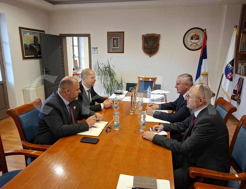 ВИШЕГРАД, 19. МАЈА /СРНА/ - Састанак предсједника Владе Републике Српске Радована Вишковића и начелника општине Вишеград Младена Ђуревића почео је у тој општини.