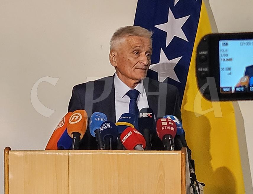 САРАЈЕВО, 19. МАЈА /СРНА/ - Предсједавајући Дома народа Парламентарне скупштине БиХ Никола Шпирић изјавио је данас новинарима у Сарајеву да "упорност тројке из Федерације БиХ и тројке из Републике Српске гура БиХ у све дубљу политичку кризу".