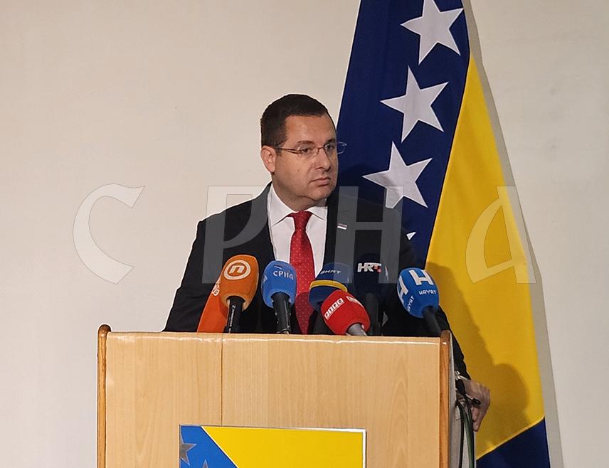 САРАЈЕВО, 19. МАЈА /СРНА/ - Делегат Клуба српског народа у Дому народа Парламентарне скупштине БиХ Радован Ковачевић рекао је да је жалосно да су Република Српска и српски народ дочекали да у Парламентарној скупштини БиХ постоји сукоб између Срба, те поручио да ће представници Српске - они који су побједили на изборима користити све расположиве методе које је одредио Устав, закони и пословници да би могли да у пуном капацитету обављају повјерену им дужност.